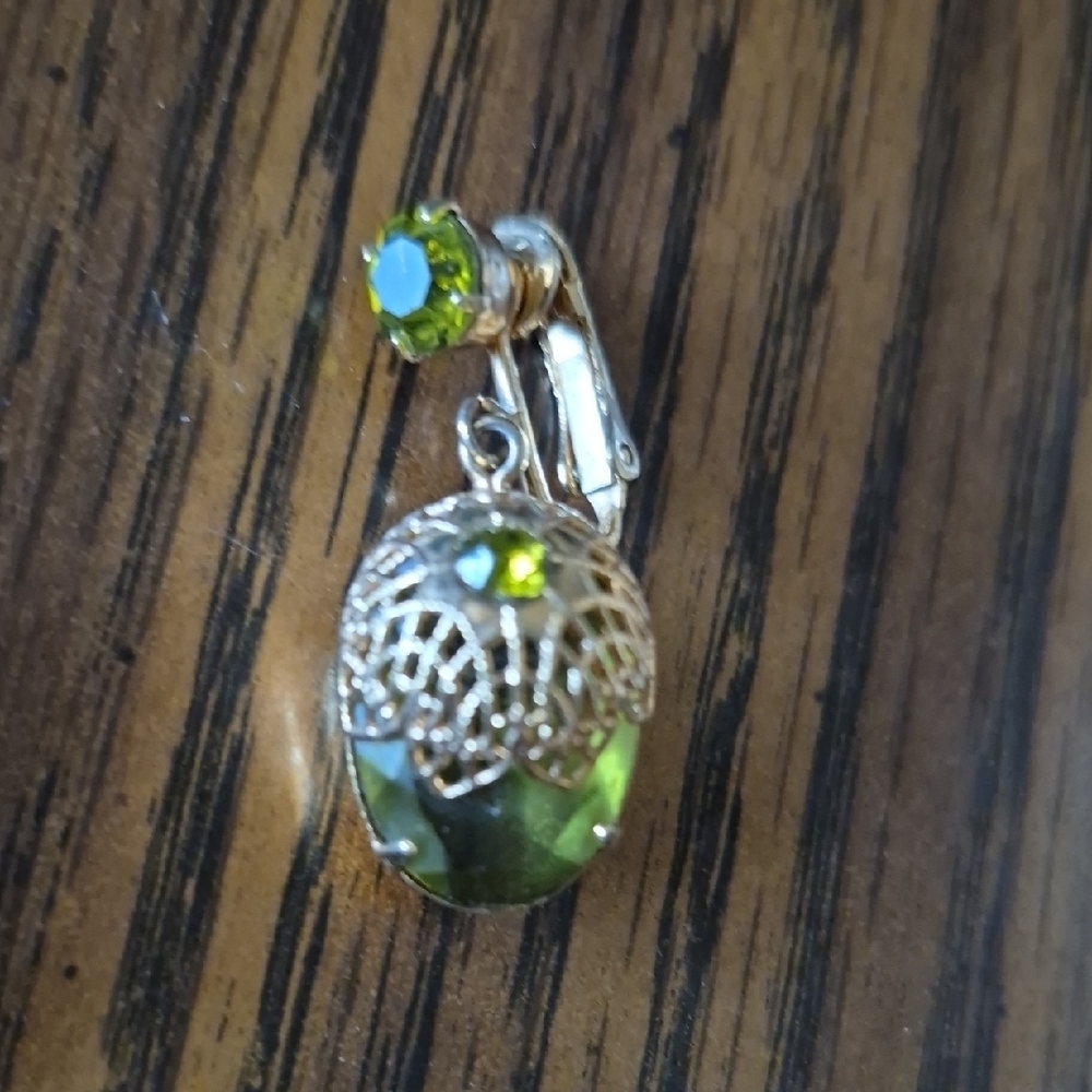 Sarah Coventry Gold and Green Teardrop Earrings with Clip-On Closure - Picture 3 of 4